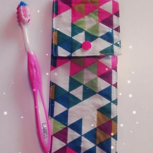 Pochette triangles pour brosse à dents